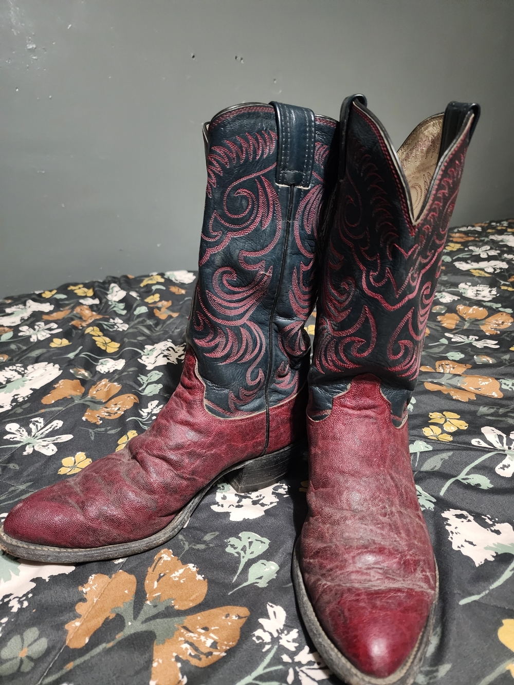 Men's Two-Tone Western Cowboy Boots - Burgundy and Black
